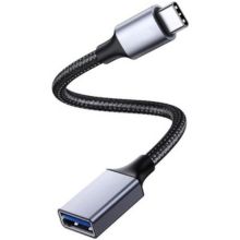 Kafelek USB-C do USB-A z adapterem na jasnym tle.